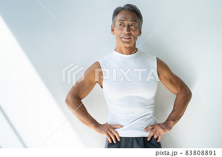 トレーニングをするミドルの男性 83808891