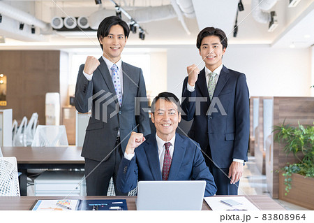 オフィスのビジネスマン3人のポートレート　撮影協力：WEEK芝大門(サンフロンティア不動産) 83808964