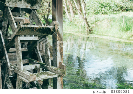 水車のあるおもむきある風景　 森林と水車 83809081