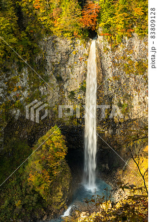 高さ72mの白水の滝と紅葉 83809128