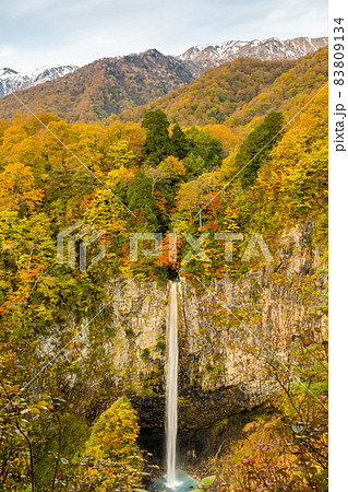 直瀑の滝と山の紅葉 83809134
