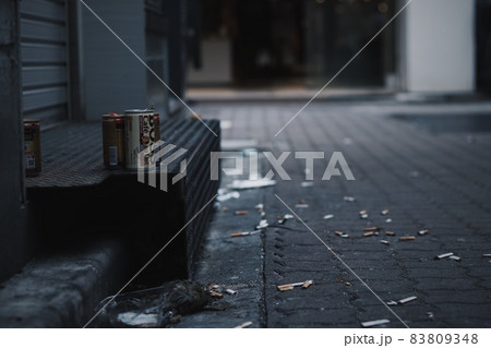路地裏にて煙草の吸殻と空き缶との写真素材 [83809348] - PIXTA
