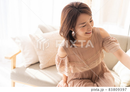 リラックスする若い女性 83809397