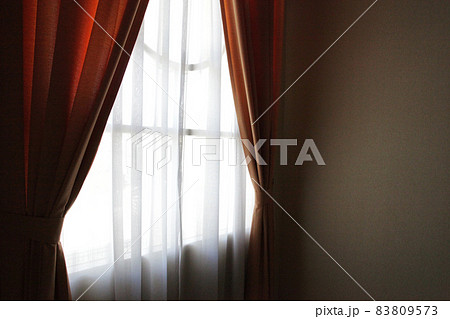 陽が差し込む窓際のカーテン 陽が差し込む窓際のカーテン 83809573