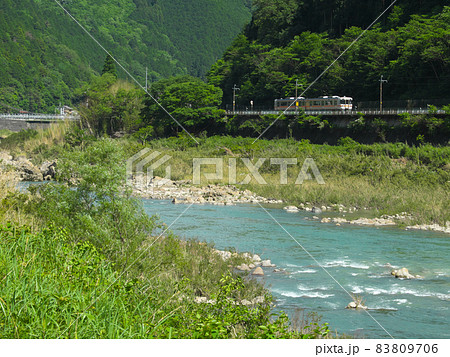 高山本線　飛騨川沿いを行く普通列車 83809706