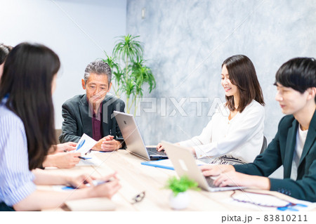 オフィスで会議をするビジネスパーソン オフィスで会議をするビジネスパーソン 83810211