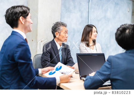 オフィスで会議をするビジネスパーソン オフィスで会議をするビジネスパーソン 83810223