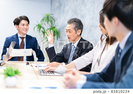 オフィスで会議をするビジネスパーソン 83810234