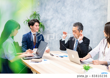 オフィスで会議をするビジネスパーソン 83810236