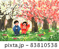 紅白の梅と子ども達 83810538