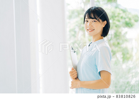 笑顔の女性看護師 83810826