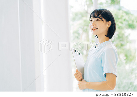 笑顔の女性看護師 83810827
