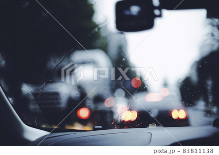 雨に濡れるフロントガラス 83811138