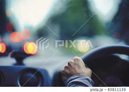 車の運転をする女性の手元 83811139