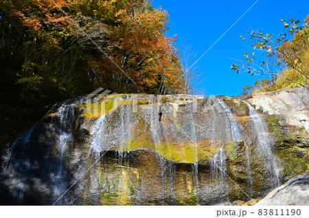 桧谷の白滝 奇岩の滝 福井県大野市の写真素材 [83811190] - PIXTA