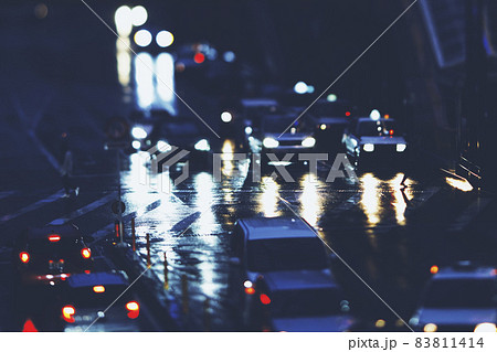 雨の日の道路 交通イメージ 83811414