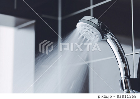 浴室のシャワー 83811568