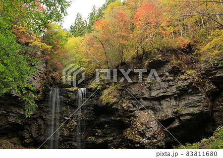 夫婦滝の紅葉 83811680