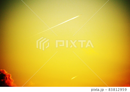 夕焼け空と飛行機雲 夕焼け空と飛行機雲 83812959