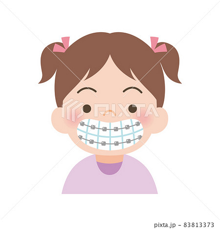 歯並びの矯正をする女の子 83813373