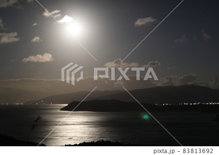 月光に浮かぶ和歌山湾と淡路島 83813692