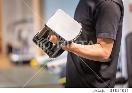 スポーツジムでブロックダンベルを使う男性(顔なし) スポーツジムでブロックダンベルを使う男性(顔なし) 83814815