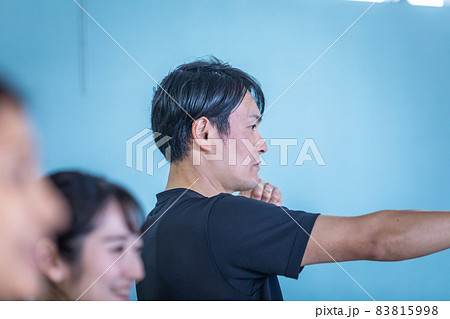 スポーツジムでボクササイズをする男女 83815998