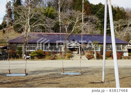 ブランコ越しに見るレトロな木造校舎【旧上岡小学校】／茨城県久慈郡大子町 83817468