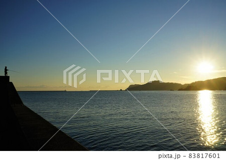 三陸海岸　釜石湾の朝日 83817601