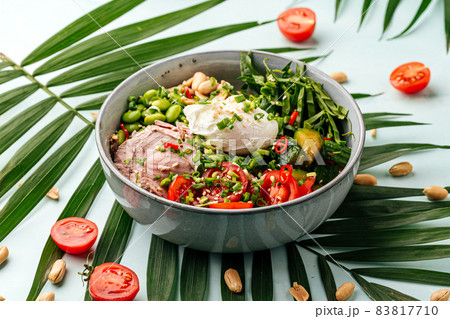 Roast beef pokeh with poached egg and vegetables 83817710