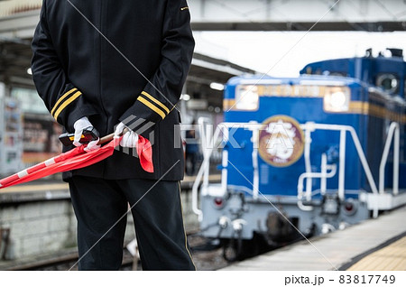 安全を見守る後ろ姿 83817749