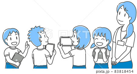 タブレットで資料を見ながら、対象を見上げて感想を話し合う生徒と先生 83818454