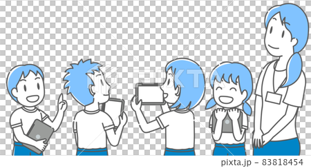 タブレットで資料を見ながら、対象を見上げて感想を話し合う生徒と先生 83818454