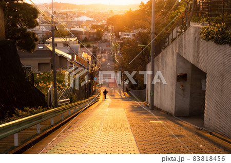 夕陽に照らされ金色に輝く坂道を駆ける人 夕陽に照らされ金色に輝く坂道を駆ける人 83818456