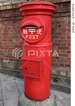 日本の赤い筒型ポストとレンガの壁 日本の赤い筒型ポストとレンガの壁 83818849
