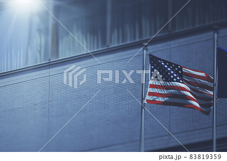 アメリカ国旗とオフィスビル アメリカ国旗とオフィスビル 83819359