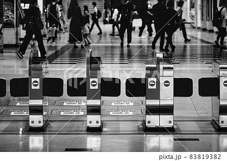 駅の改札口の風景 駅の改札口の風景 83819382
