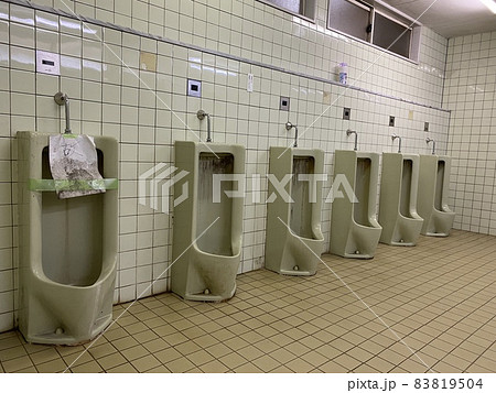 危険な雰囲気の公衆トイレ 危険な雰囲気の公衆トイレ 83819504