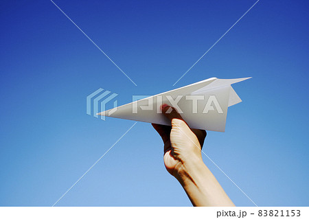 青空と紙ひこうき 83821153
