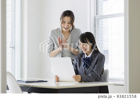 塾でテストの結果を喜ぶ生徒 高校生 中学生 83821558