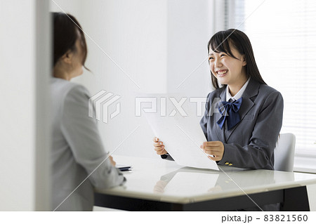 塾でテストの結果を喜ぶ生徒 高校生 中学生 83821560