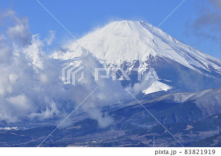 丹沢の大野山より　雲棚引く富士山 83821919