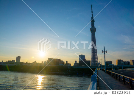 東京スカイツリーと朝焼け　日本の都市風景 83822912