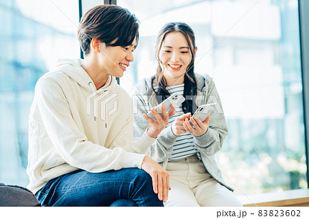 スマホを見る若い大学生の男女　撮影協力「LINK FOREST」 83823602