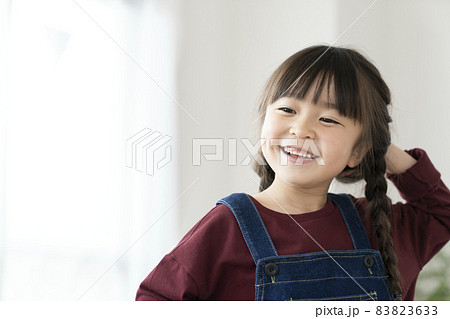 笑顔の6歳のの女の子 83823633