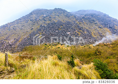 雲仙岳の紅葉 立岩の峰からの平成新山 【長崎県雲仙市】 雲仙岳の紅葉 立岩の峰からの平成新山 【長崎県雲仙市】 83826036