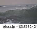 波　海　荒波　台風 83826242