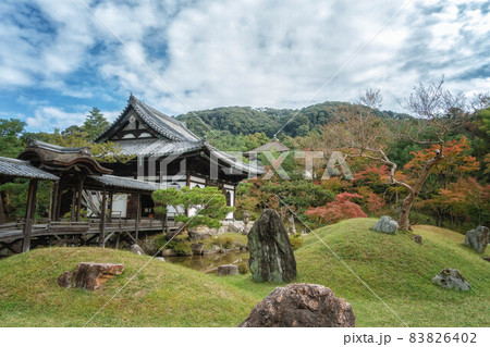 秋の京都、高台寺の庭園と開山堂と観月台が見える風景 秋の京都、高台寺の庭園と開山堂と観月台が見える風景 83826402