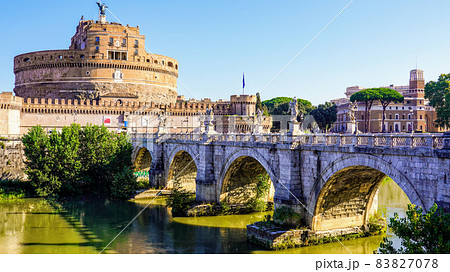 晴れた日のローマ、サンタンジェロ城に続くサンタンジェロ橋(Sant'Angelo) 晴れた日のローマ、サンタンジェロ城に続くサンタンジェロ橋(Sant'Angelo) 83827078