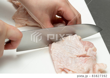 鶏胸肉を包丁でカット 83827392